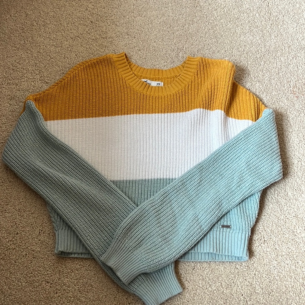 Hollister women’s sweater (size:xs)